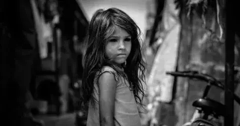 Záhadné děti s černýma očima: Objevit se mohou kdykoliv, ze života udělají peklo, tvrdí legenda