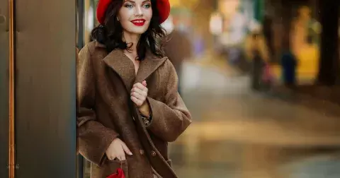 Trenčkot, baloňák, armádní styl nebo věčná elegance: Kabáty pro podzim 2024, které sluší všem