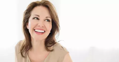 Rozzáří pleť a omladí o 5 až 10 let. Tyto účesy budou působit jako přirozený facelift