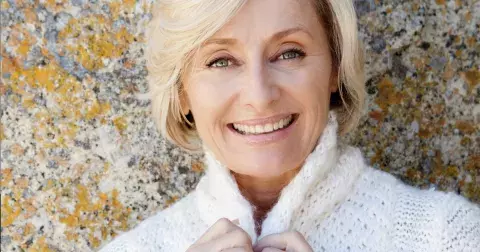 Na první pohled je docela obyčejný. Jednoduchý svetr jako základ šatníku každé ženy nad 55