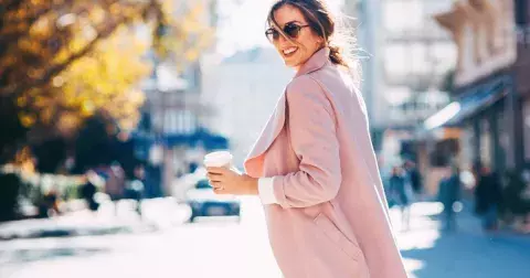 Inspirace z ulic Paříže pro podzim 2024: Tyto jednoduché kousky vám zaručí komfort a budete se v nich cítit jako femme fatale