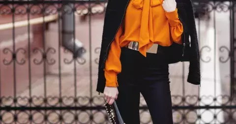 Teplým dnům ještě neodzvonilo: Oblečte trendy košile a halenky podzimu 2024. Nebojte se odvázat v barvách a vzorech