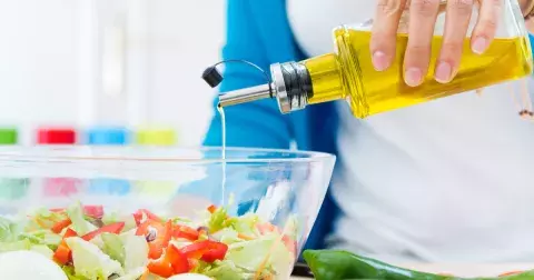 Tento olej je podle odborníků důležitý pro zdraví kůže, očí, imunity, zlepšuje paměť a trávení. Přidejte ho třeba do salátu