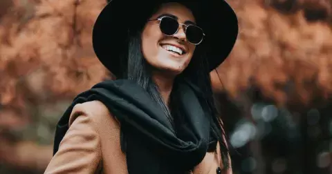 Móda podzimu 2024: Zapomeňte na čepici, inspirujte se stylem Francouzek a vyměňte ji za elegantní klobouk