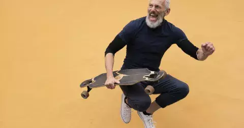 Anežka (57 let): Manžel se na staré roky zbláznil, obarvil si vlasy a chce motorku!