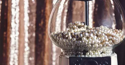 Co se nosí: Ve šperkovnici by žádné ženě neměl chybět bílý poklad, který symbolizuje plodnost