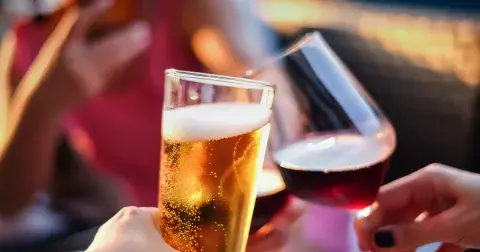 Pivo, nebo víno jako lék: Vědecké studie prokázaly co je zdravější a jaké množství je prospěšné vypít ke snížení rizik nemocí