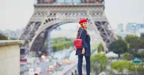 Jak se oblékat podle elegantních Francouzek: Zapomeňte na tmavé barvy, dejte prostor denimu