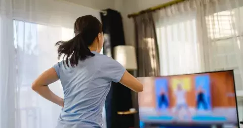 Tyto 4 jednoduché cviky dělejte každý den u televize: Výsledky se dostaví rychleji, než čekáte