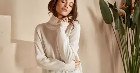 5 nejstylovějších svetrů podzimu 2024, které nestojí víc než 600 Kč. Do módy se vrací jeden překvapivý a originální trend