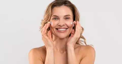 Podzimní péče o pleť: Chtějte hutnější krémy a nevynechte peeling. Ty nejlepší produkty koupíte i za pár korun