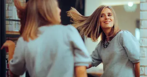 Zapomeňte na dlouhé vlasy: Trendem podzimu 2024 mikádo na 3 způsoby