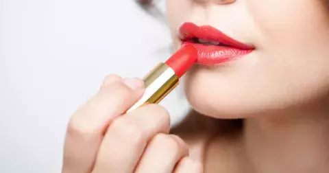 Redakční tipy na nejkrásnější rtěnky, které dlouho vydrží: Některé koupíte už za necelou stovku v drogerii