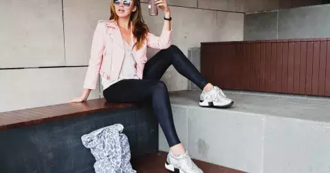 Pohodlí a styl v jednom: Legíny se vrací zpět do módy. Jak je nosit, aby nevzniklo nechtěné módní faux pas