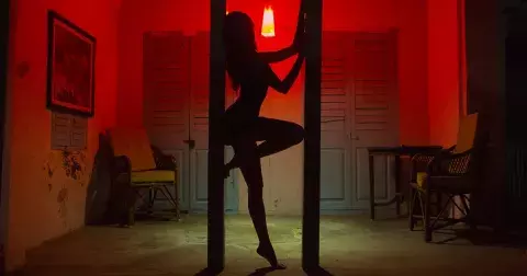 Zlaté časy pražských nevěstinců: Vykřičené domy byly na každém rohu, nechyběla ani zábava pro ženy nebo homosexuály