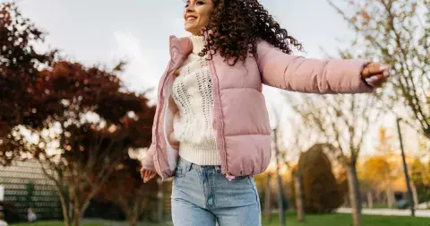 Prošívané bundy jsou tento podzim 2024 zpět v plné síle: Lichotí každé postavě a ty nejkrásnější koupíte už od 499 Kč