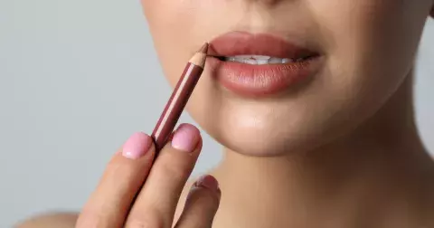 Rtěnky, které ladí s podzimem 2024. Vyberte si ten nejkrásnější odstín podle typu pleti