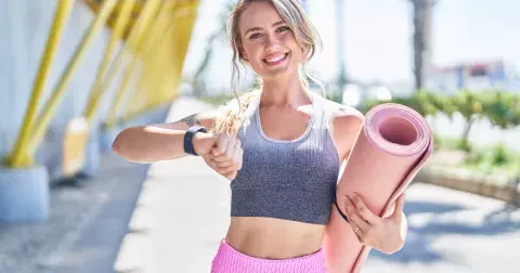 Pokud celý den sedíte, zkuste pozici tanečníka. Tento elegantní cvik byste měli zařadit do své rutiny