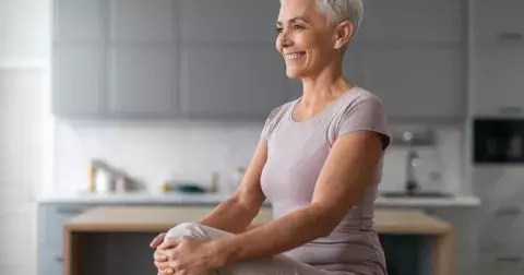 Velmi jednoduchý cvik na protažení, díky kterému se zbavíte bolesti beder i po 60 a vyzrajete na svalovou ztuhlost