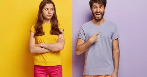 5 každodenních zvyků, které muže na ženách odrazují, ale sami se jim nevyhnou