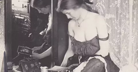 Jak žily kurtizány v 19. století, když zrovna nepracovaly. Fotky z nevěstince, které neměl nikdo vidět