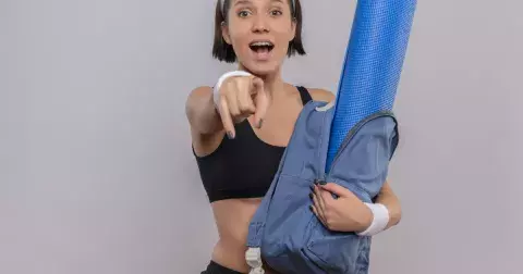 Cvik vrána. Balanční cvik posiluje celé tělo i sebevědomí. Posílení zápěstí ocení ženy po 45