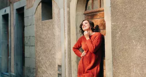 Zapomeňte na kabáty. Svetrové šaty nejrůznějších střihů se dají nosit v každém věku a sluší všem postavám