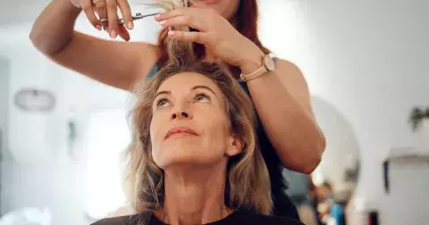 7 největších hříchů v účesech, kterých se podle kadeřníků dopouští ženy nad 50 let: Jaké střihy a barvy vás dělají starší?