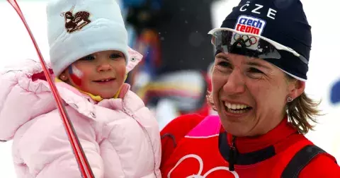 Dcera zlaté olympioničky Kateřiny Neumannové: Z malé Lucinky vyrostla velmi krásná slečna, jež ale v maminčině „bílé stopě” nekráčí