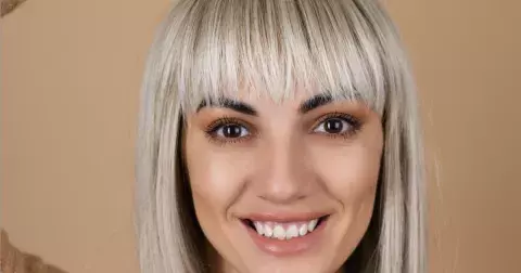 10 účesů roku 2025 pro ženy nad 50 let, které omladí a dodají šmrnc