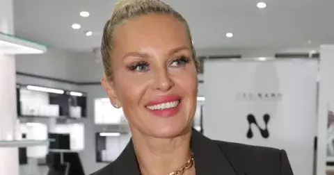 Simona Krainová ve svém věku vypadá lépe než kdejaká dvacítka: Pózovala v průhledných šatech a ukázala, co mohla