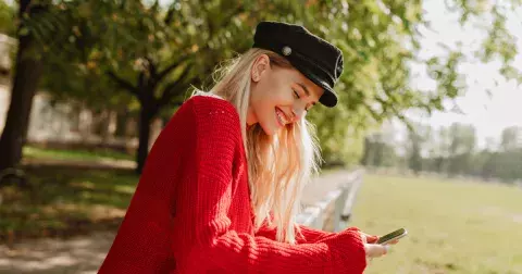 Bolí vás krční páteř? Zřejmě držíte špatně telefon. Těchto 5 účinných cviků vás zbaví bolesti