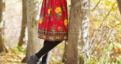 Nezdávejte se sukní ani v chladnější části roku: Kombinujte je s návleky a punčochami, dodají tak nohám krásný tvar