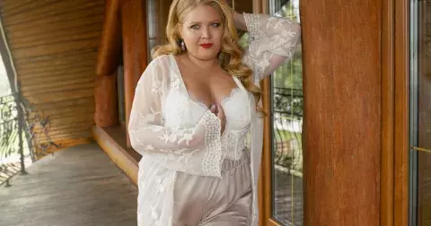 Buďte svůdná po čtyřicítce i jako boubelka: Překvapte partnera hezkým nočním prádlem