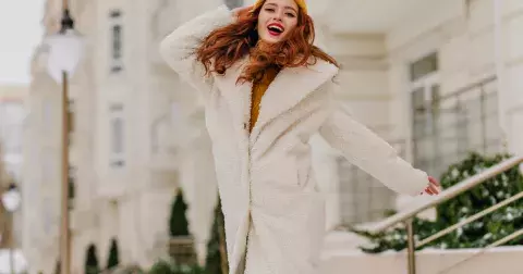 nejkrásnější nejen vlněné kabáty, které se nosí na podzim i v zimě 2024. Ty nejkrásnější koupíte od 1299 Kč