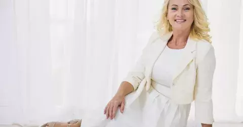 Nejlepší šaty na běžné nošení pro ženy po 50: Tyto kousky vám dodají mladistvý vzhled a nestojí více než 960 Kč