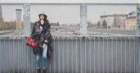 Ponča a peleríny ovládnou zimu 2024: Vyberte si z těch nejkrásnějších, jsou elegantní a funkční