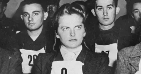 Půvabná osvětimská hyena Irma Grese, jedna z nejkrutějších dozorkyň koncentračního tábora. Vztek si vybíjela na krásných vězeňkyních