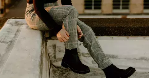 Ikonické Chelsea boty jsou zpět. Pro podzim jsou naprosto ideální. Přicházejí v semiši i kůži a můžete je nosit k sukni, šatům i kalhotám