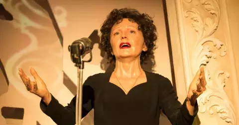 105 let od narození Édith Piaf: Život na ulici, vražda, prostituce i smrt, to byl osud slavné zpěvačky