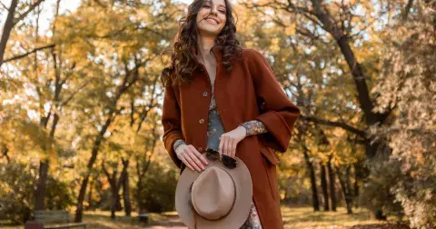 Podzimní móda 2024: Oblékněte si nadčasový trenčkot, lehké sako či kardigan, se kterými zvládnete přechod z léta do podzimu