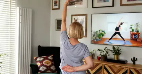 4 cviky od fyzioterapeutky, které můžete dělat i doma u televize a uvolní ztuhlý krk i uleví od bolestí zad, hlavy a kyčlí