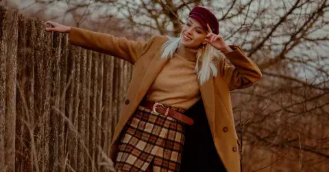 Nevzdávejte se sukní ani v chladnější části roku: Kombinujte je s návleky a punčochami, dodají tak nohám krásný tvar