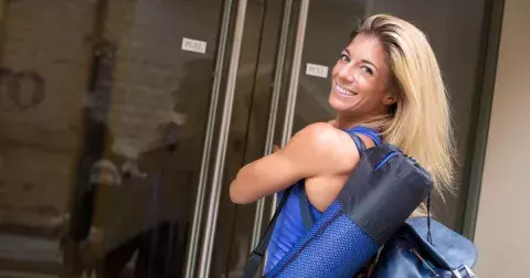 Holubí král: Jednoduchý cvik na uvolnění kyčlí a bederní páteře. Pokud celý den sedíte, zařaďte ho do denní rutiny a pocítíte úlevu