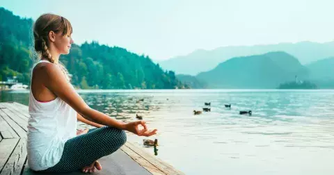 Snadný cvik pozice hrdiny Virasana je balzám na unavené nohy na konci dne. Protahuje a uvolňuje nohy, zejména stehna, kotníky a chodidla