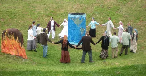 Nebezpečná sekta Dvanáct kmenů v Česku: Své děti několikrát denně bijí ve jménu Boha, možná u nich nakupujete na farmářských trzích