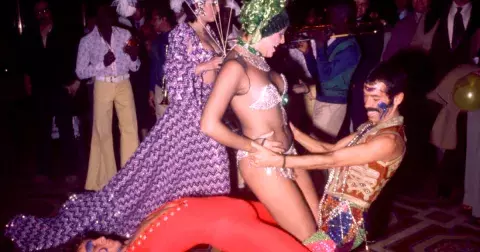 Nahlédněte pootevřenými dveřmi do klubu Studio 54: Legendární večírky, drogy všeho druhu a neřízené orgie těch největších hvězd „sedmdesátek”