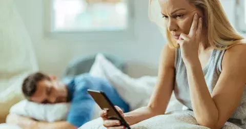 Andrea (40 let): Denisi, prosím přestaň si psát s ženami na internetu, bolí to