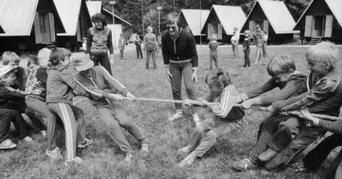 Pionýrské tábory za socialismu: Vtloukání komunistické ideologie jsme nevnímali, rudé šátky vázali na jedničku a noční hlídky milovali