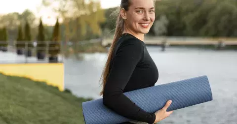 Banální cvik Střecha protahujte hamstringy a posilujte paže, nohy i šikmé břišní svaly. Jak cvičit krok za krokem